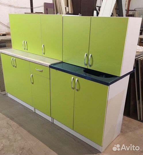 Кухня со столешницей новая. Доставим