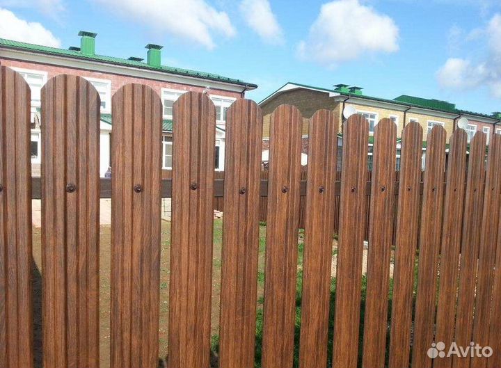 Металлический штакетник в форме трапеции