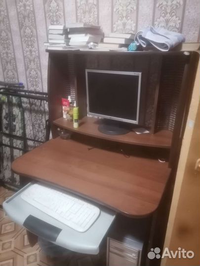 Компьютер с компьютерным столом
