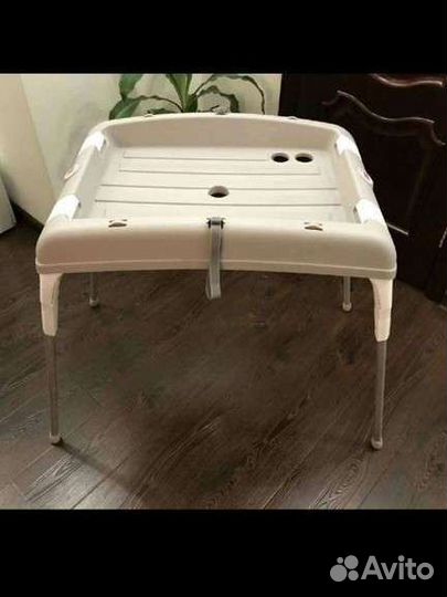 Детская ванна с подставкой и пеленальный стол