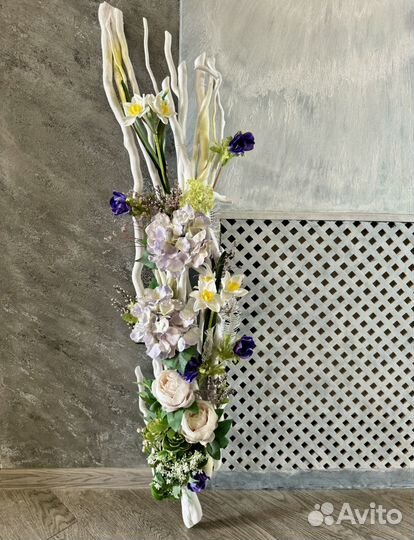 Композиция из искусственных цветов
