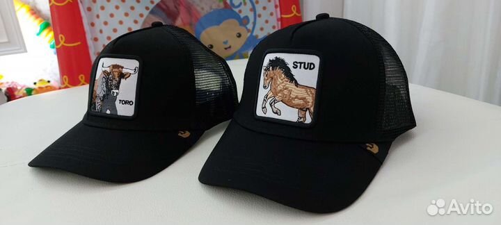 Кепка сетка с быком и лошадью