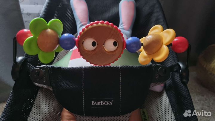 Шезлонг BabyBjorn Balance Soft с игрушкой