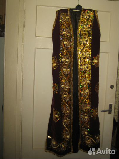 Халат вышит в восточном стиле