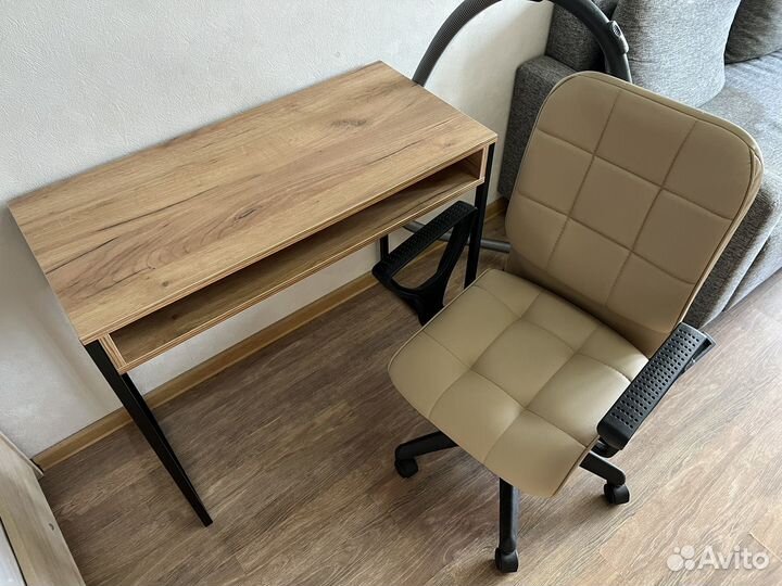 Кресло и компьютерный стол