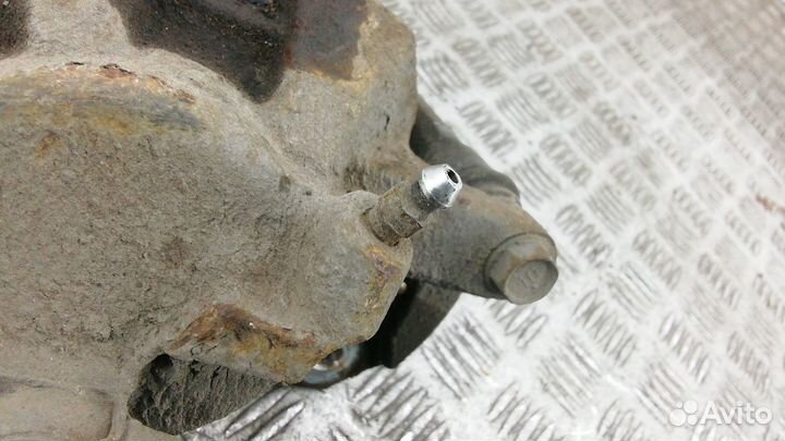 Суппорт передний правый Toyota Prius V 2013