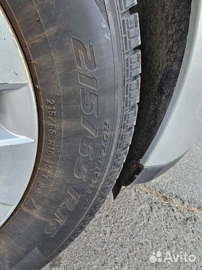 Pirelli Ice Zero FR 215/65 R16