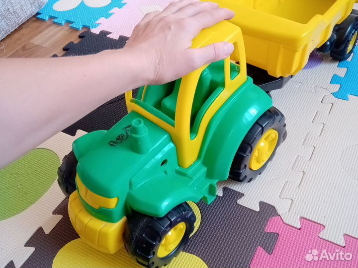 Трактор большой