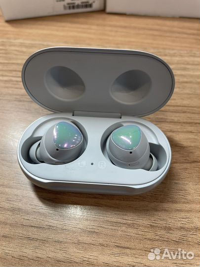 Беспроводные наушники samsung buds