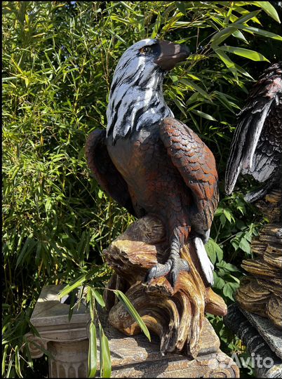 Скульптура Орел с прижатыми крыльями