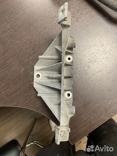 Кронштейн передний Bmw X6M E71 S63B44A 2009