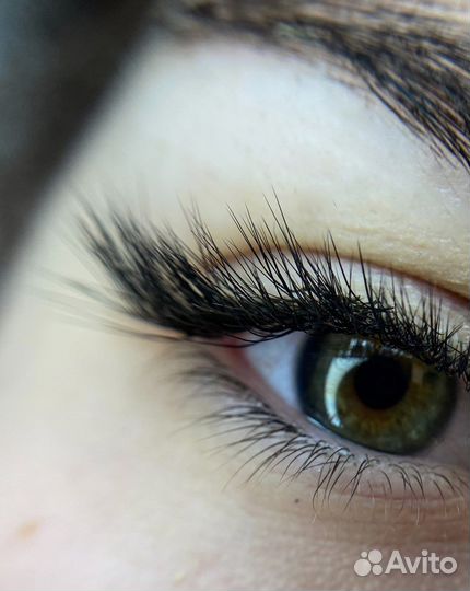 Мастер по наращиванию ресниц