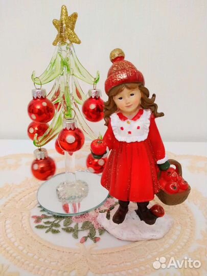 Девочка с корзиной яблок