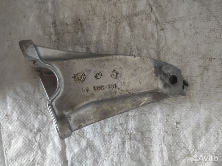 Кронштейн двигателя правый бмв е34