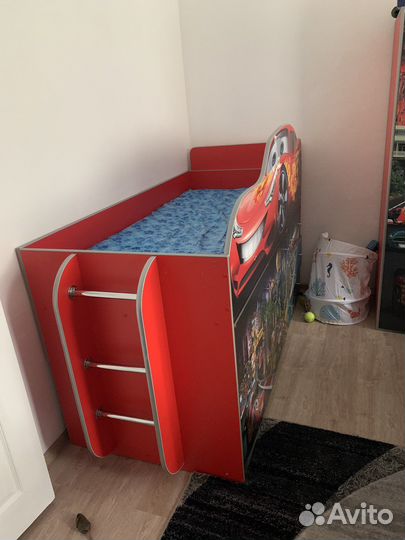Детская кровать чердак со столом и шкафом