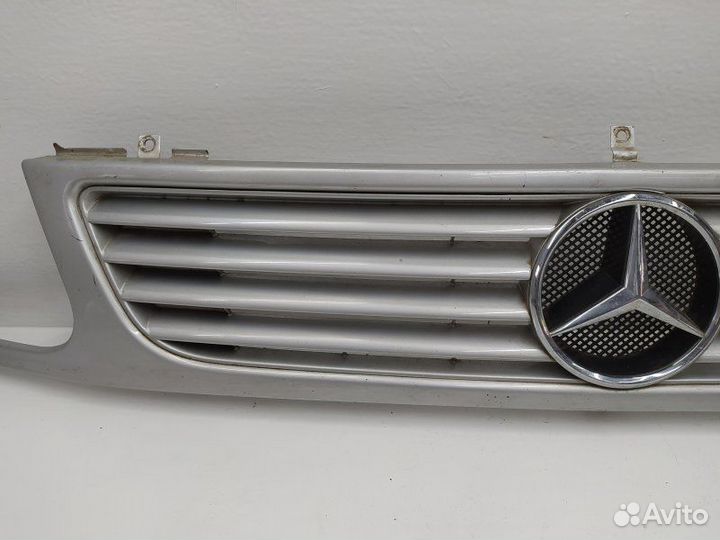 Б/У Решетка радиатора Царапины, не значительный