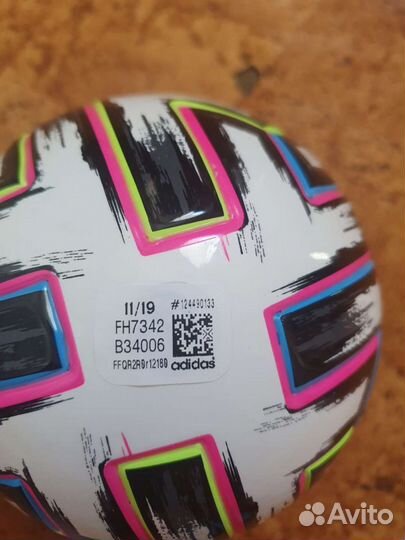 Футбольный мяч adidas