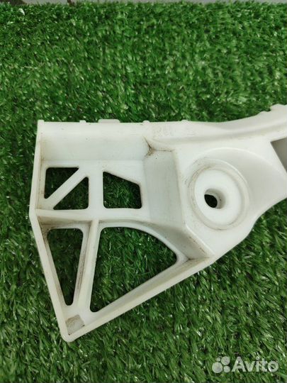 Крепление бампера заднее правое Mazda 3 BK