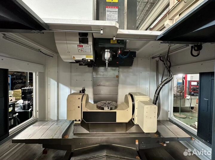 Вертикальный обрабатывающий 5-осевой центр с чпу U