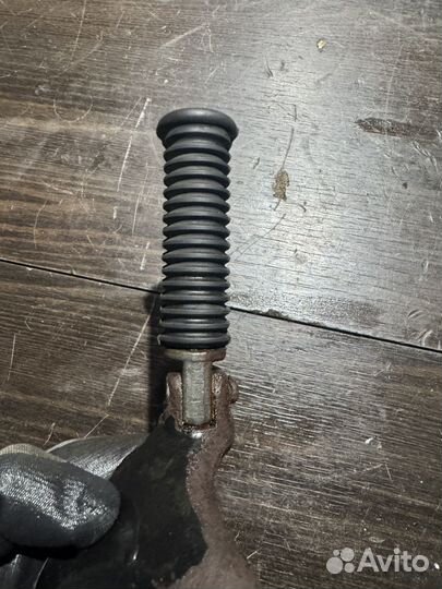 Кронштейн левой подножки Harley-Davidson XL883 12г