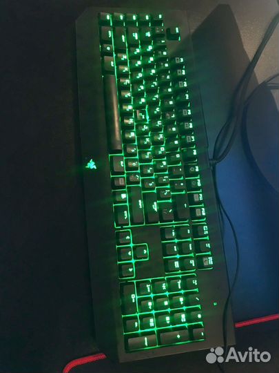 Компьютер с монитором и клавиатурой в сборе