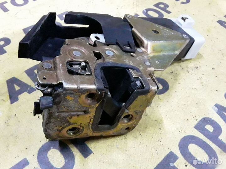 Замок двери задней левой Mitsubishi Carisma