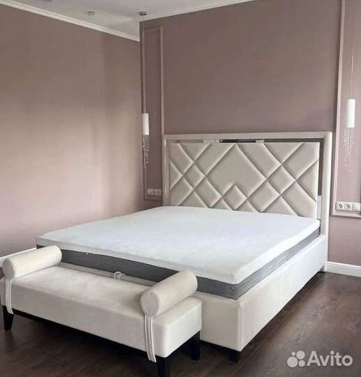 Двуспальная кровать с мягким изголовьем