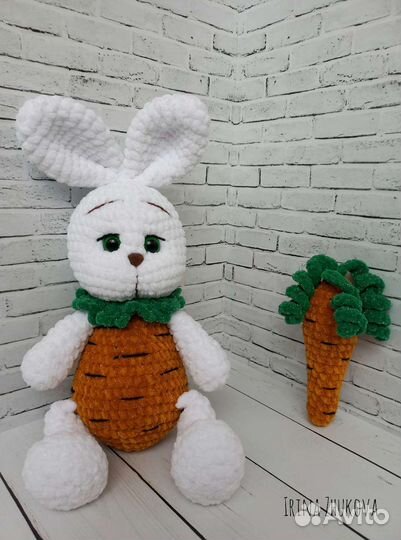Вязаная игрушка зайчик морковка. Белый зайчик