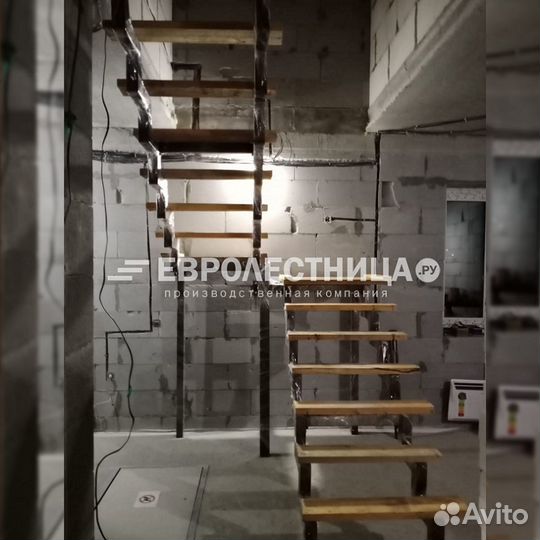 Лестница на металлическом каркасе с перилами