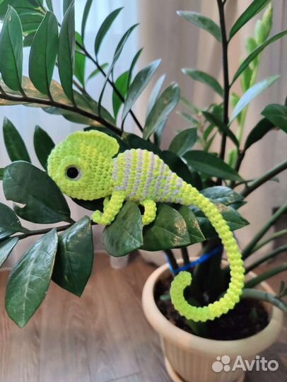 Игрушка хамелеон светящийся в темноте