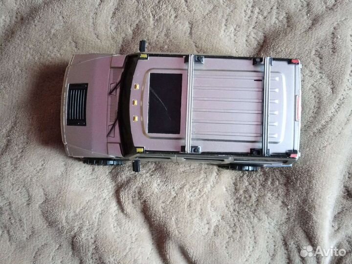 Игрушечный автомобиль