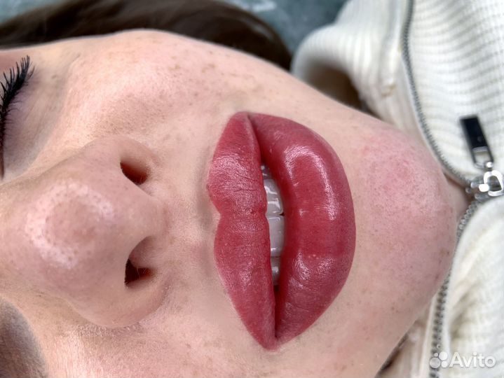 Модель на перманентный макияж бровей и губ