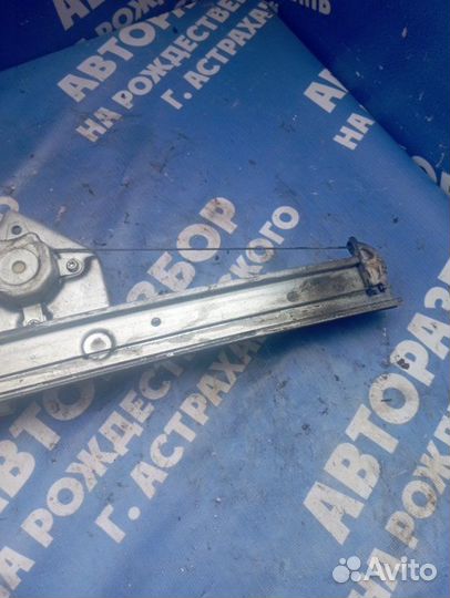 Задний правый стеклоподъемник. Mitsubishi Grandis