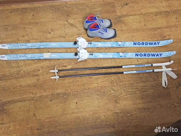 Беговые лыжи и ботинки для девочки, 140