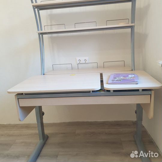 Растущая ортопедическая парта со стулом, и полкой