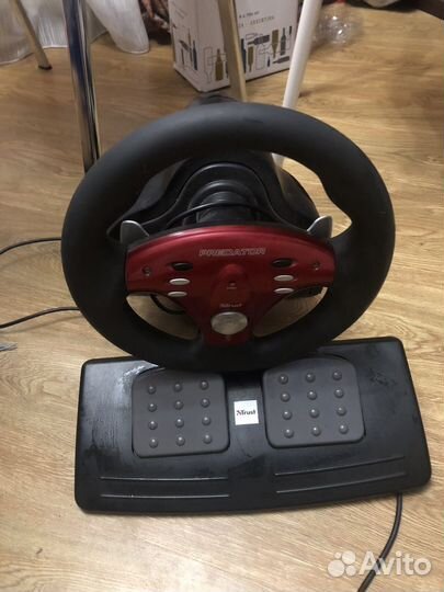 Игровой руль с педалями trust predator