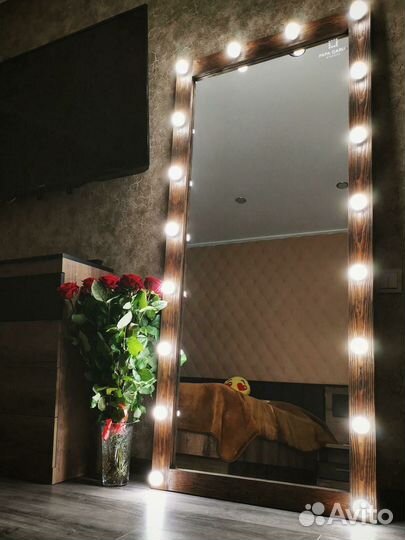 Гримерное зеркало с лампочками