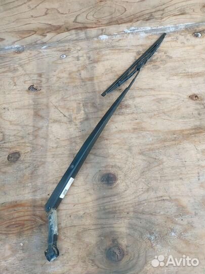 Поводок стеклоочистителя правый Toyota Prius 2