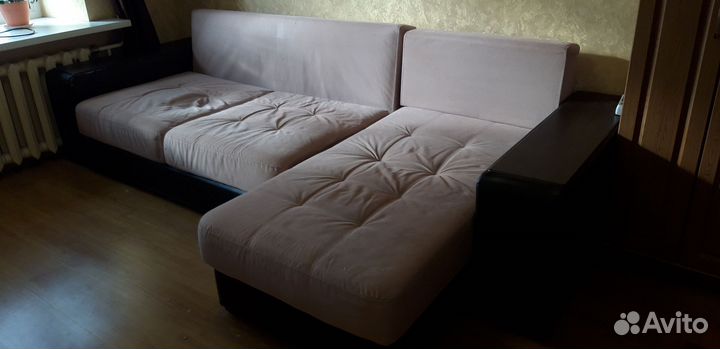 Угловой диван бу с деревянными подлокотниками