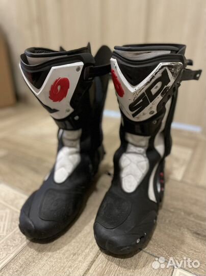 Мотошлем и мотоботинки