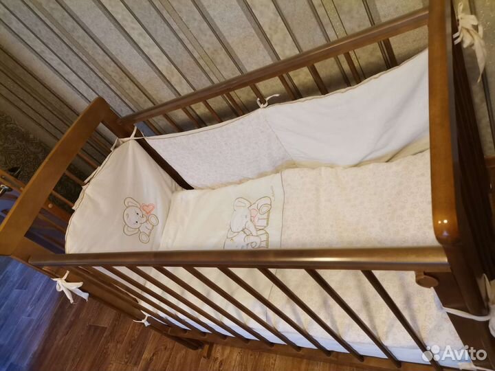 Детская кроватка с маятником и ящиком