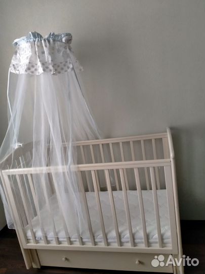 Детская кроватка с маятником