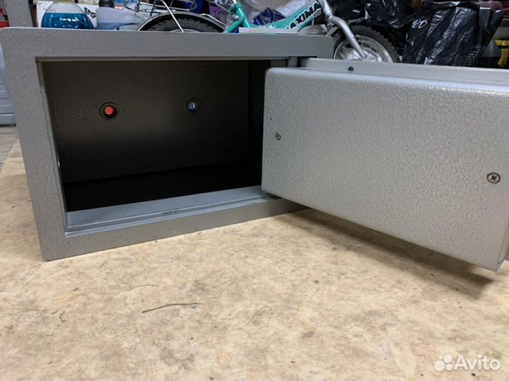 Сейф металлический