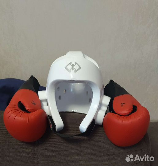 Перчатки и шлем для тхэквондо