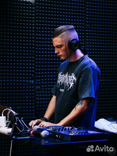 Диджей с оборудованием