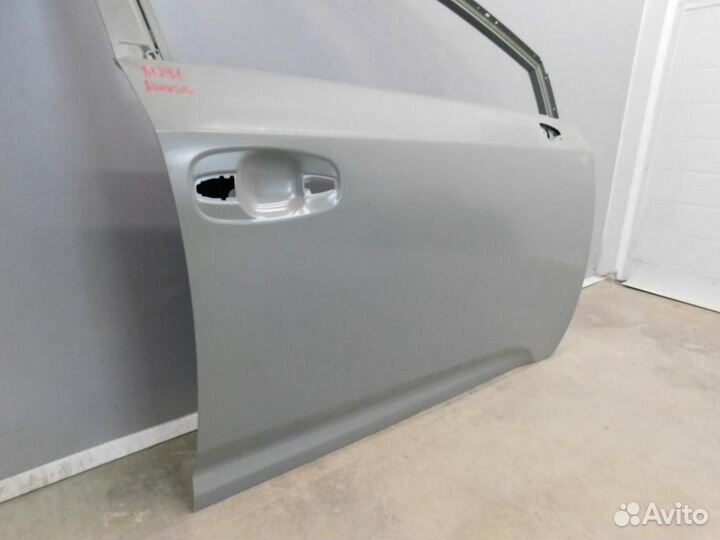 Дверь передняя правая Toyota Avensis