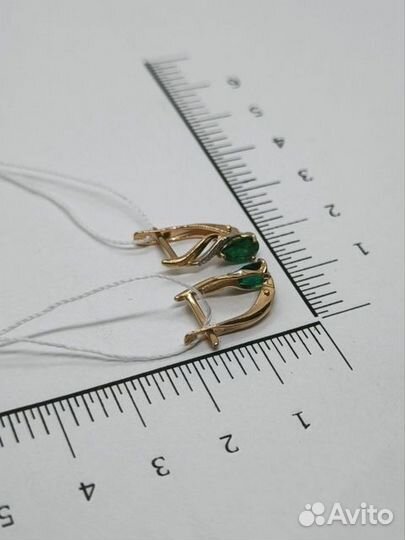 Золотые серьги с бриллиантом