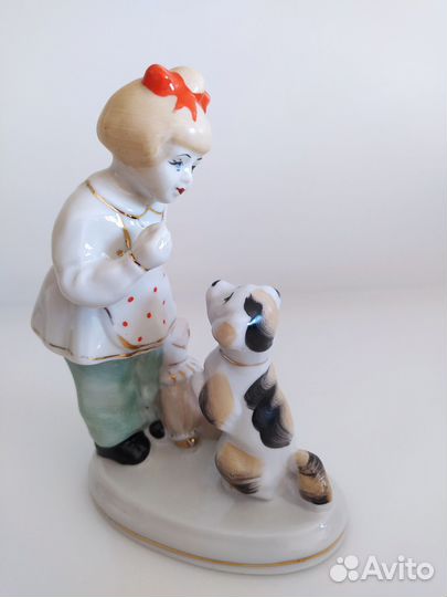 Фарфоровая статуэтка 