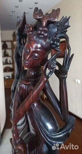 Статуэтка из красного дерева
