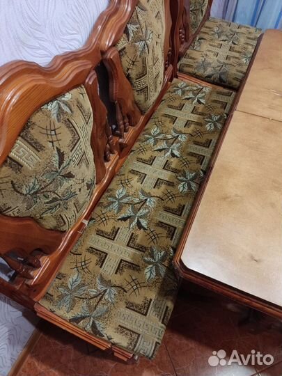 Кухонный уголок со столом и диванчиком